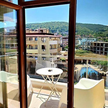 Obzor Tatyana Apartaments Bonjour Bagian luar foto