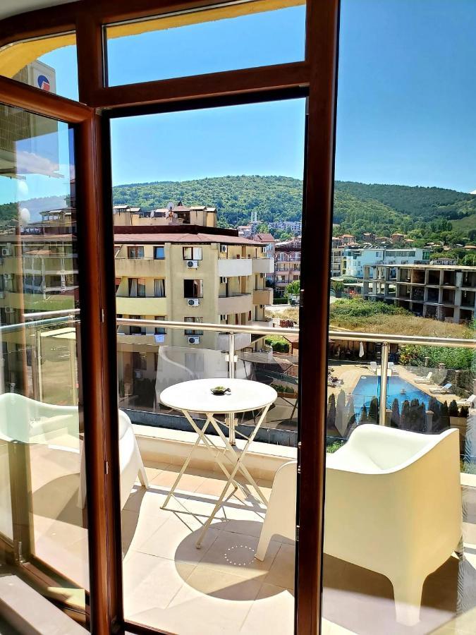 Obzor Tatyana Apartaments Bonjour Bagian luar foto